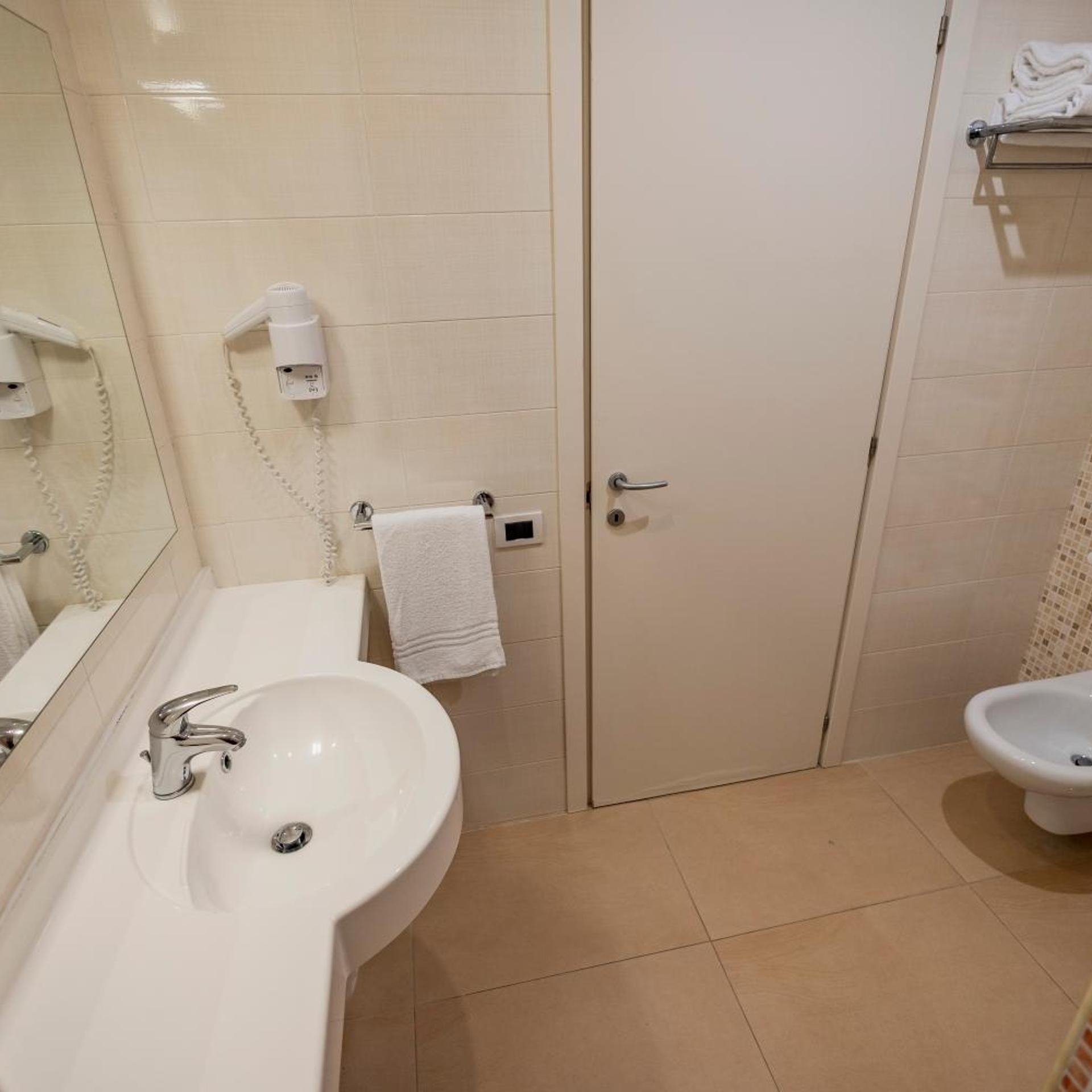 جناح جونيور بشرفة، Prince Franklyn Hotel 9/10