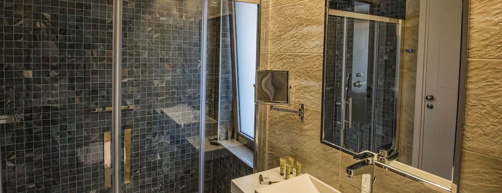 Swell Boutique Hotel 32/38