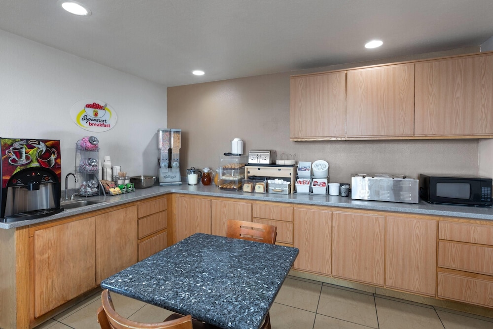 Super 8 by Wyndham Tucson/Grant Road Area AZ 28/50