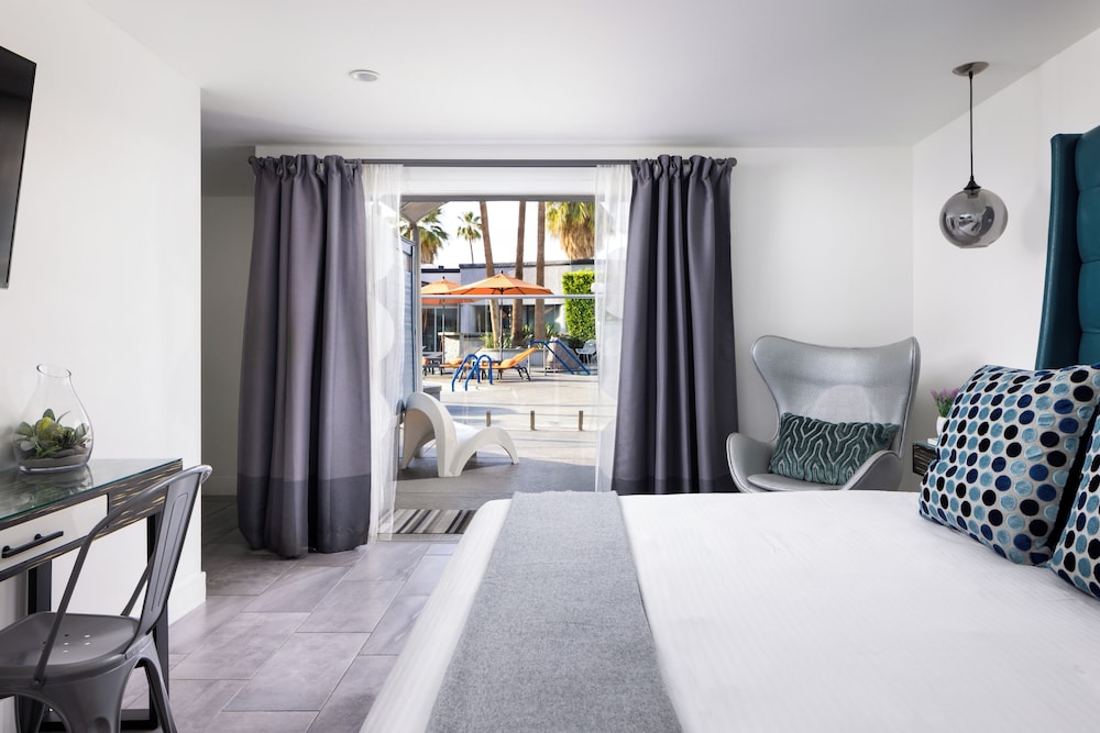 DELUXE, KING BED, POOL VIEW