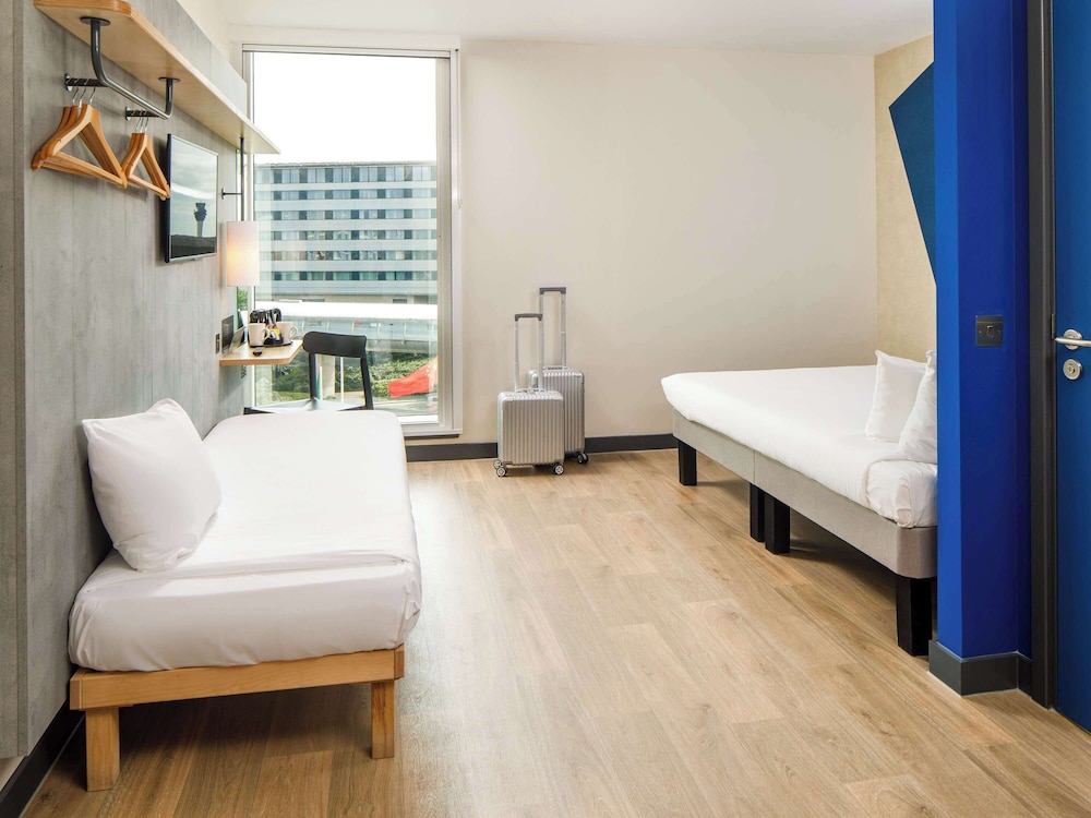 ibis budget Manchester Airport 12/48