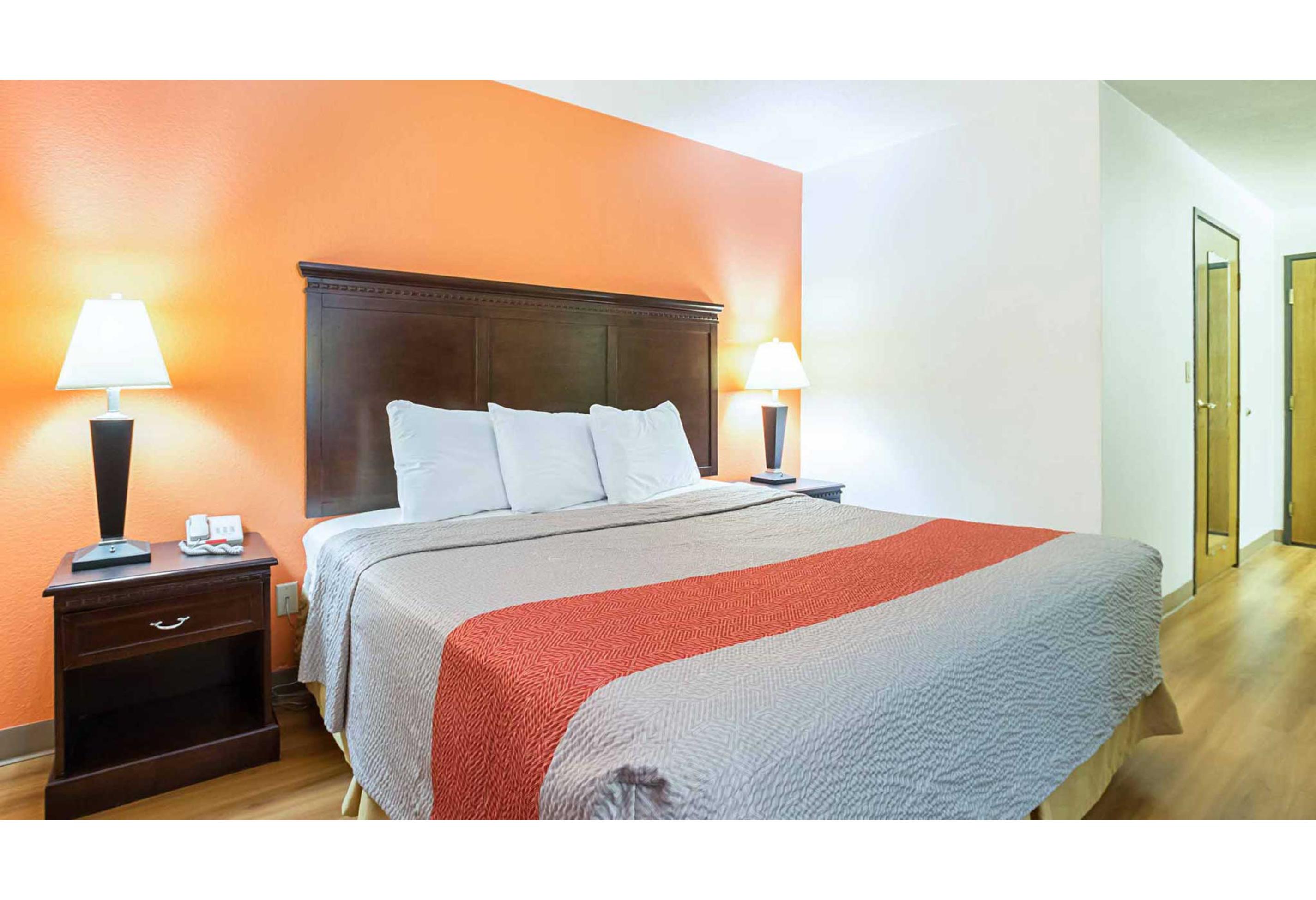 1 Queen Bed - Accessible, Nsmk