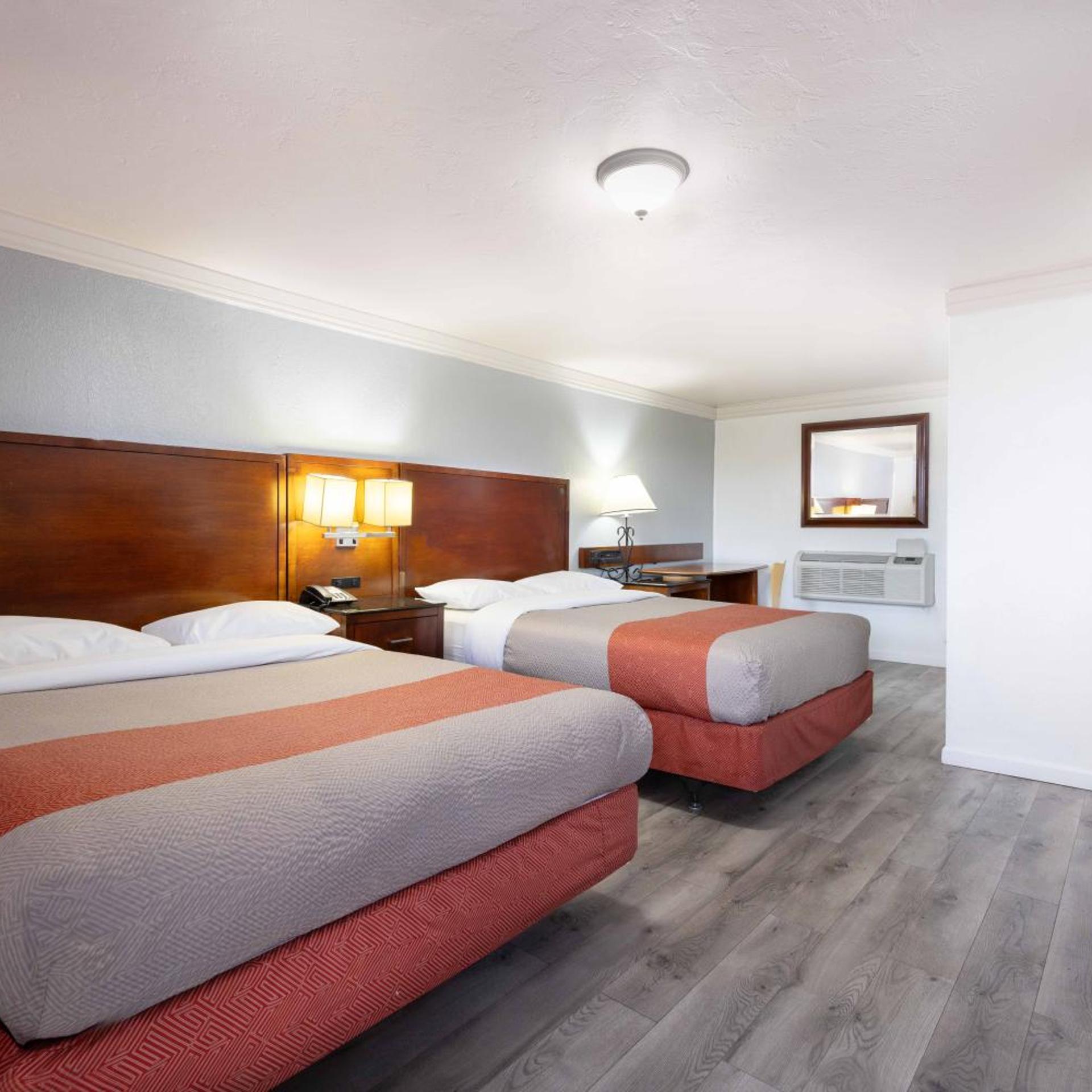 2 Queen Beds - Non-Smoking, Micfridge