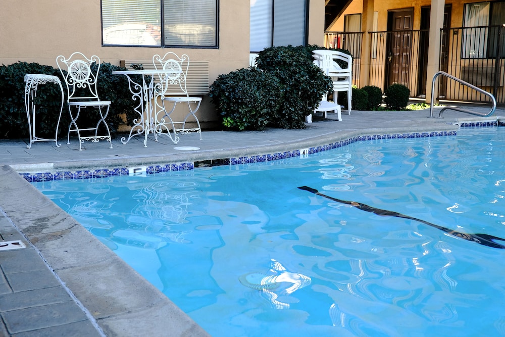 Budget Inn and Suites Stockton 5/55