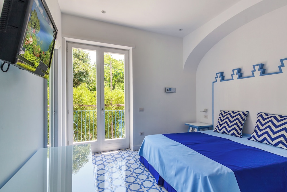 Room, Queen Bed, Garden Side