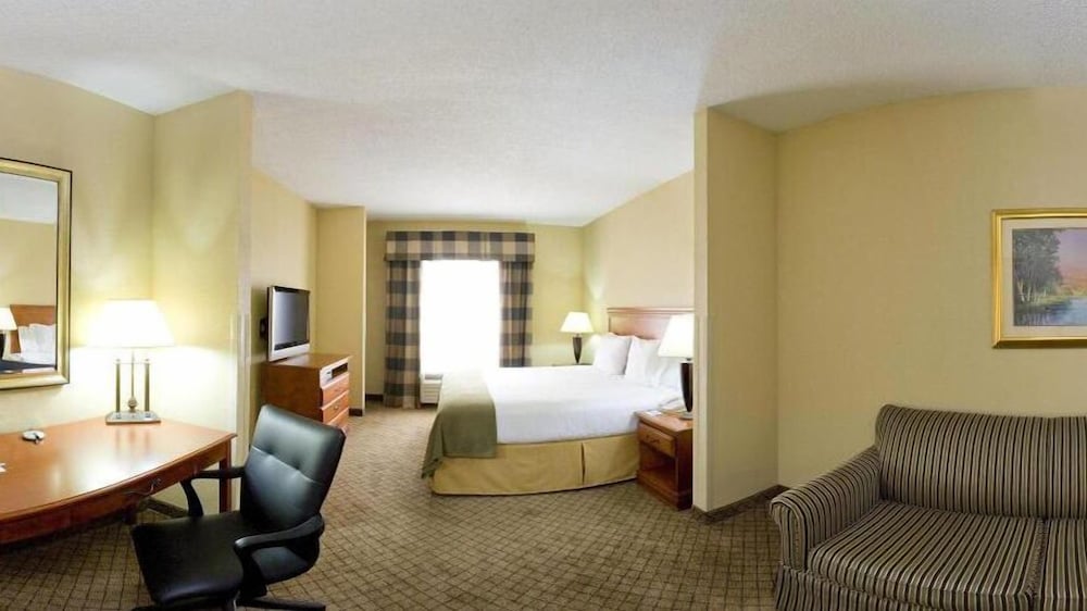 Holiday Inn Express Suites Greenwood 21/66