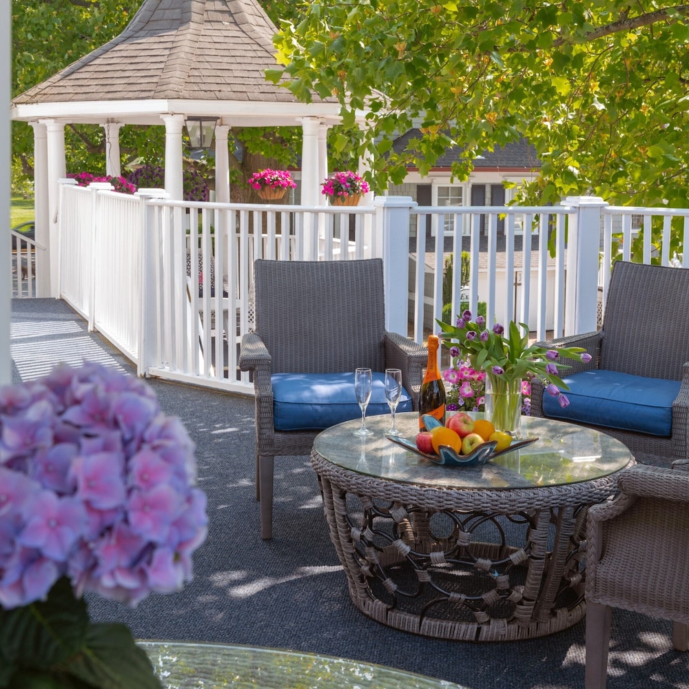 The Chateau Inn and Suites 40/57
