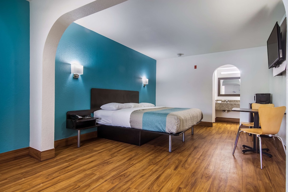DELUXE, KING BED