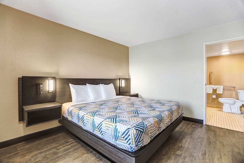 DELUXE, KING BED