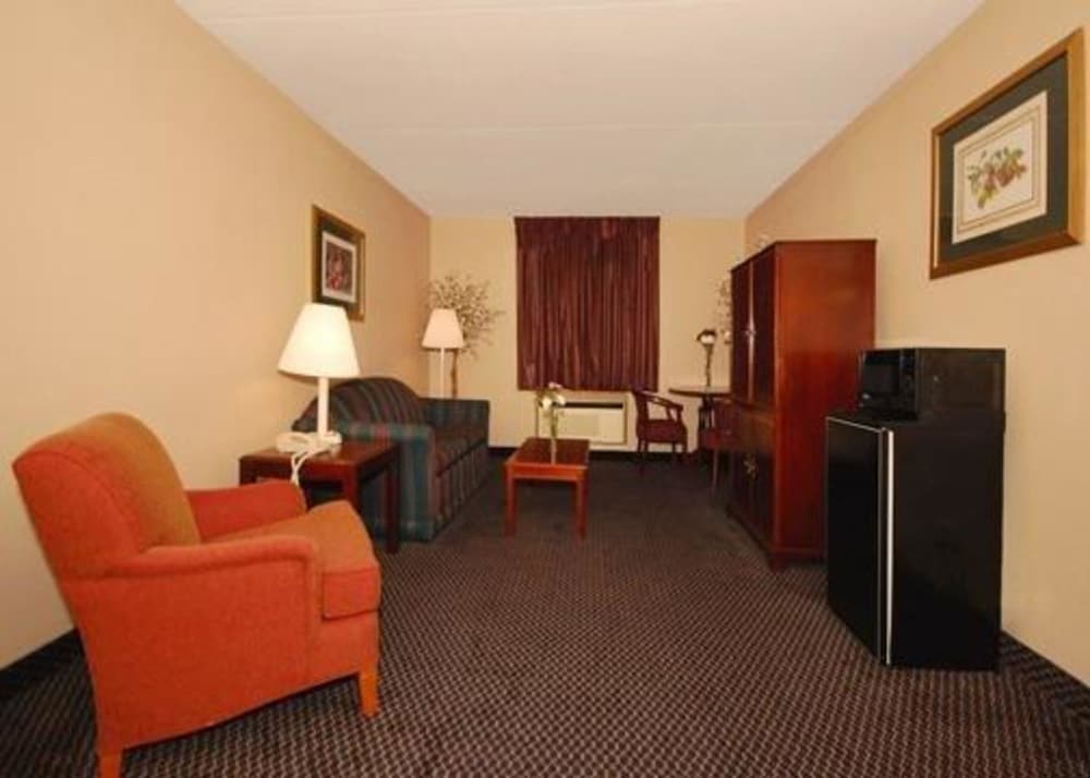 Econo Lodge Inn & Suites Waterloo Downtown 18/30