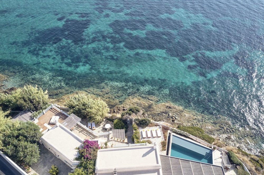 Belvedere Waterfront Villa and Suites 43/49