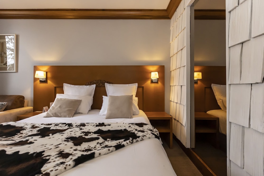 ROOM, DOUBLE BED