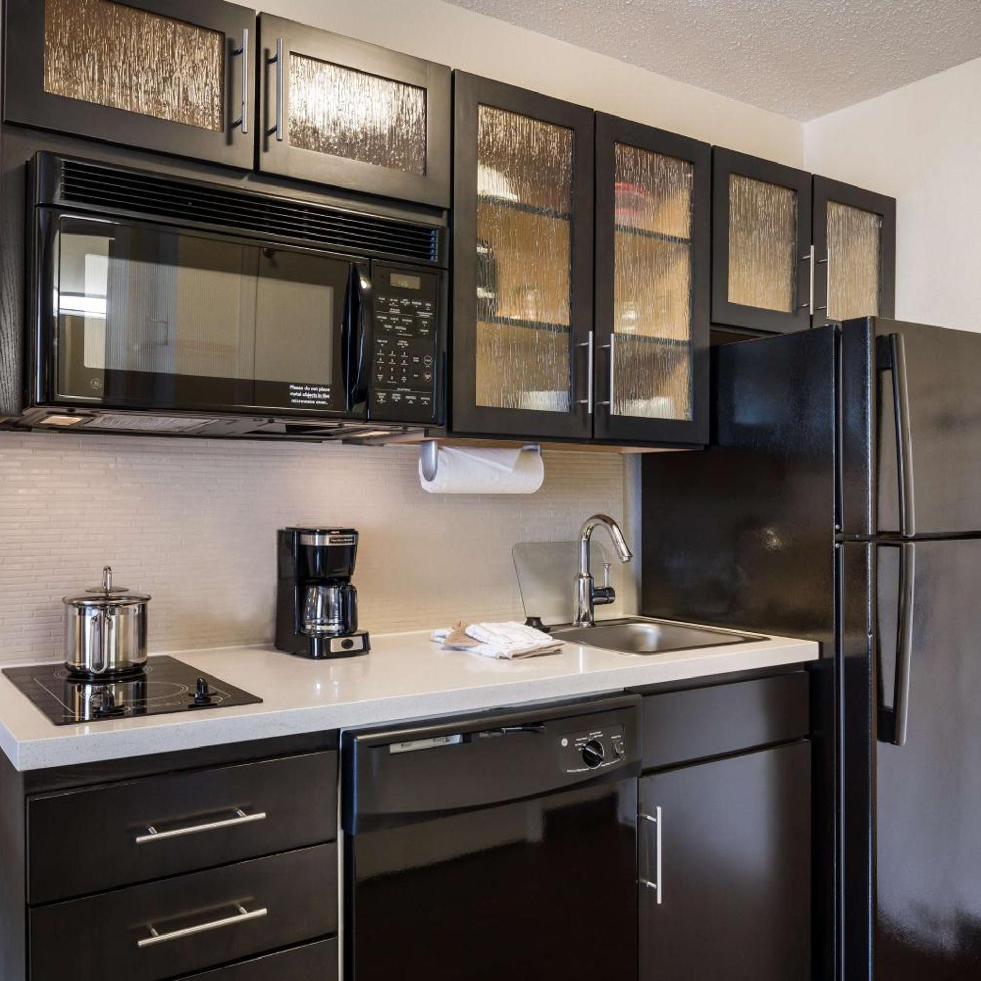 1 BEDROOM, SUITE, QUEEN BED, BATHTUB, ACCESSIBLE