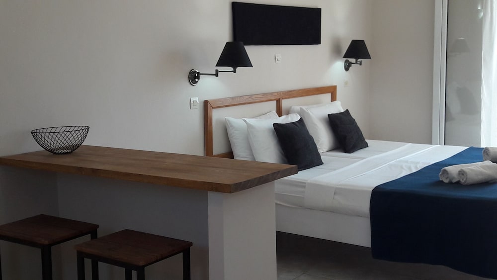 Studio, Double Bed, Pool Side, Balcony، Toni Apos S Guesthouse 2/6