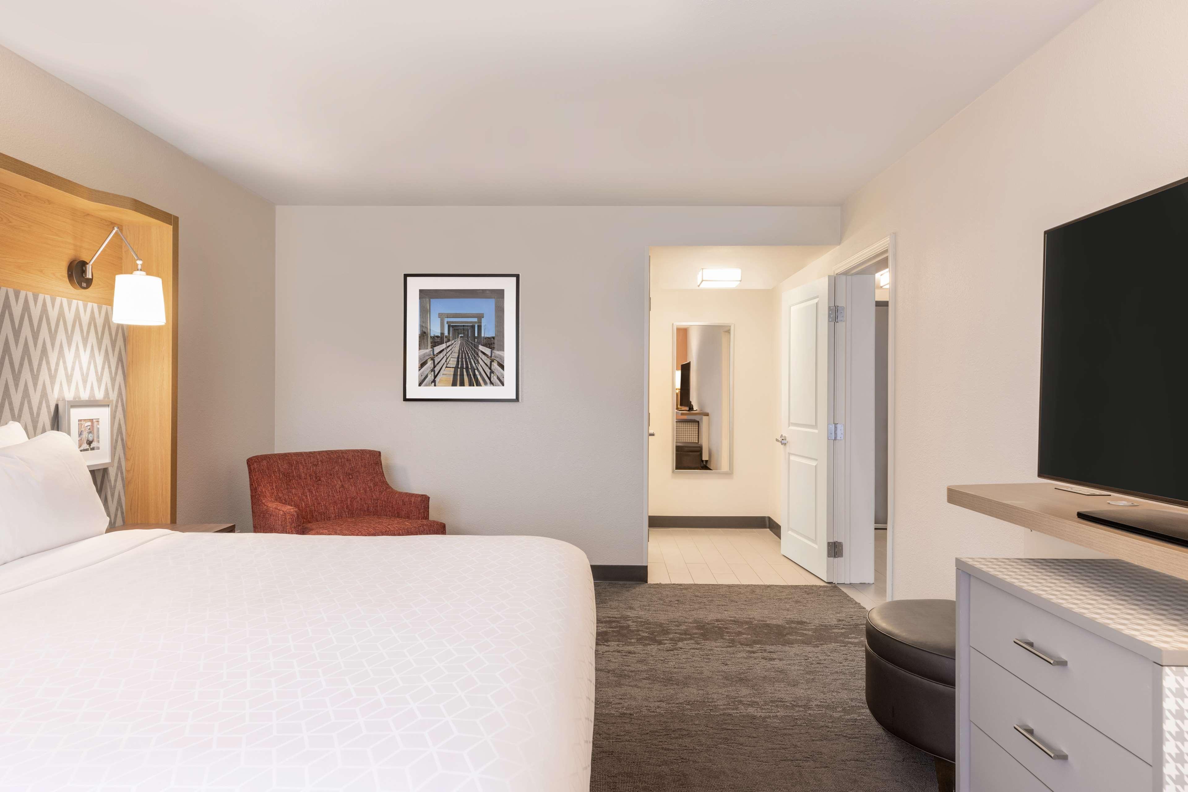 2 ROOMS, SUITE, KING BED