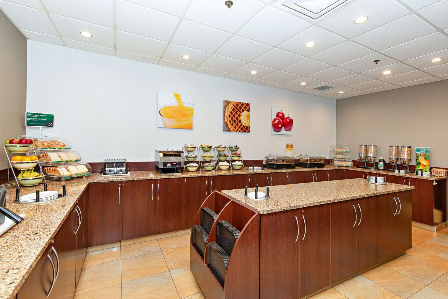 Quality Inn and Suites Val d Or, QC 14/15