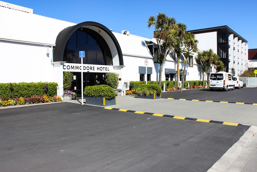 Commodore Airport Hotel 66/74