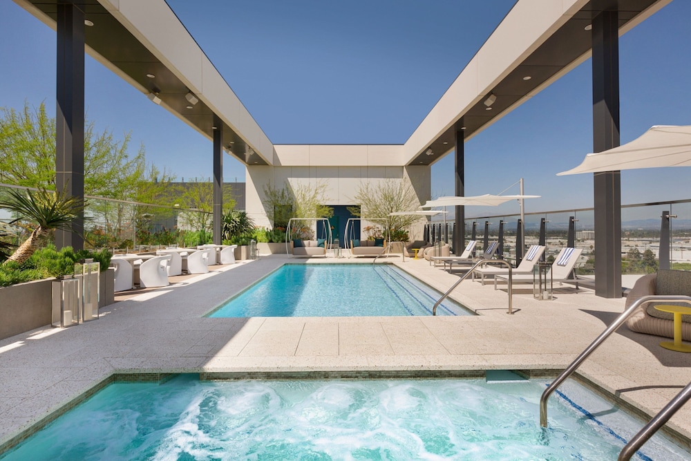 The Viv Anaheim a Tribute Portfolio Hotel 33/70