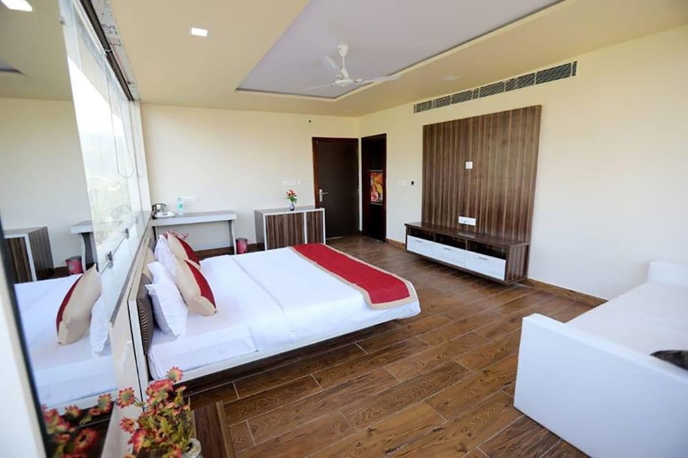 Rock Star Hotel 13/30