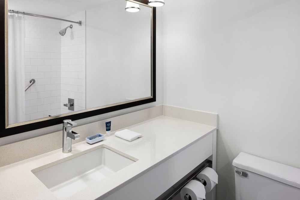 جناح بسرير كوين بغرفة نوم واحدة مع أريكة، Four Points by Sheraton Edmonton South 3/3