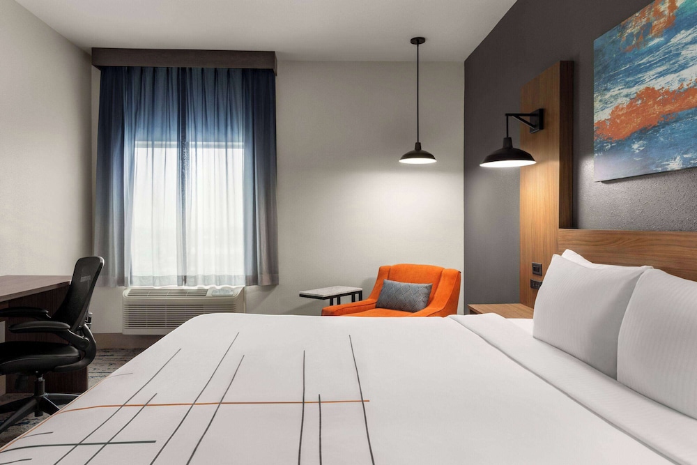 ROOM, KING BED
