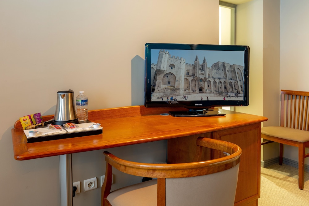 Hotel Kyriad Avignon Palais des Papes 63/73