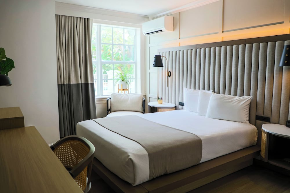 Micro Room, 1 Queen and 1 Double Bed