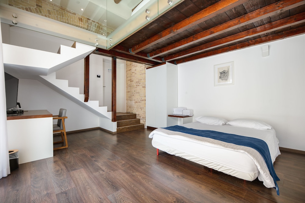Suite, Balcony