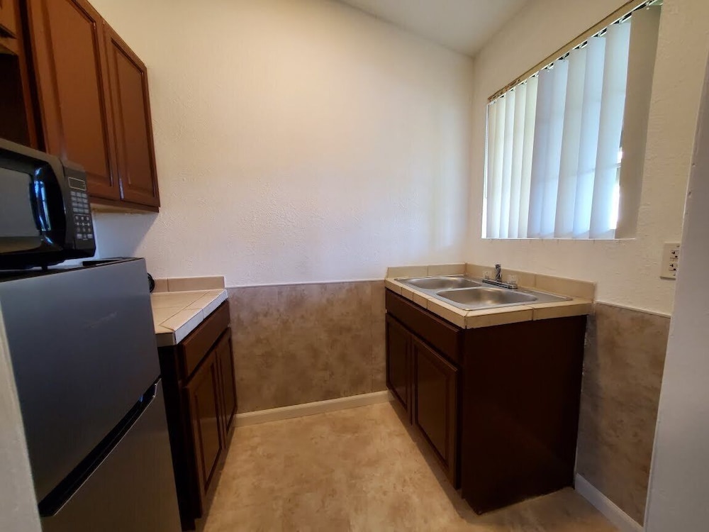 Europa Inn & Suites 36/40
