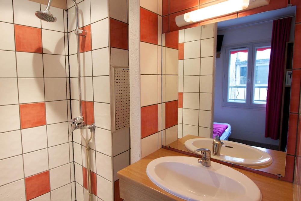 Auberge Internationale Des Jeunes 33/44