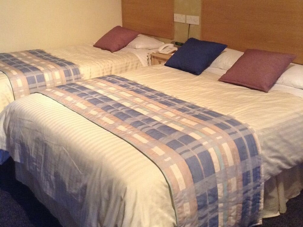Marsham Arms Coaching Inn Hotel 31/65