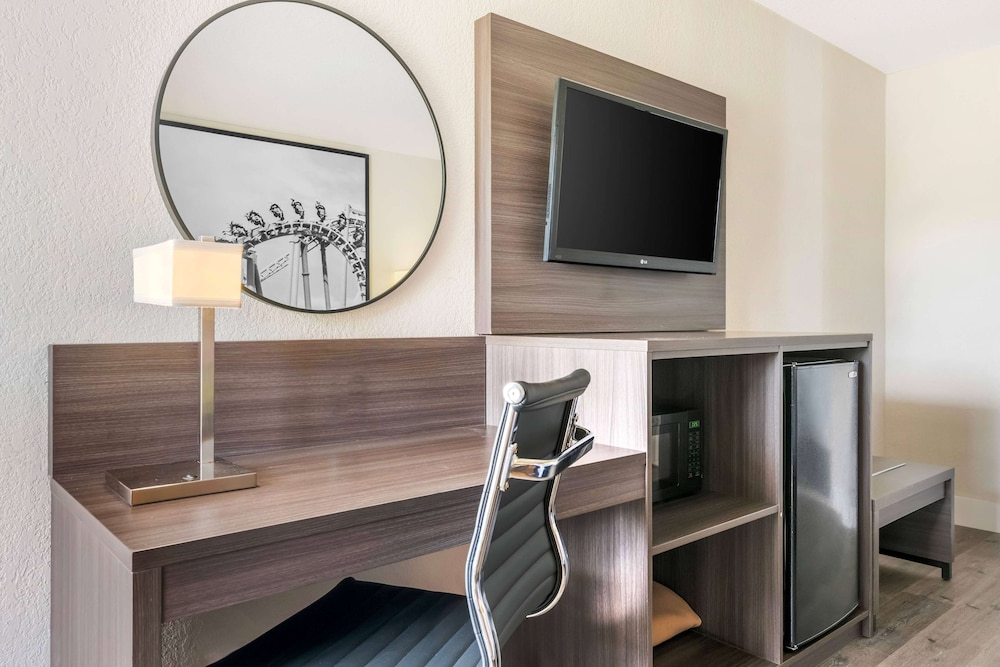Super 8 by Wyndham Orlando Near Florida Mall 38/54