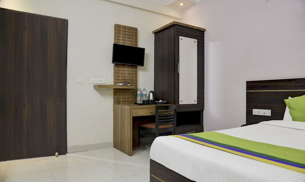 Oyo Rooms Sargam Cinemas 15/50