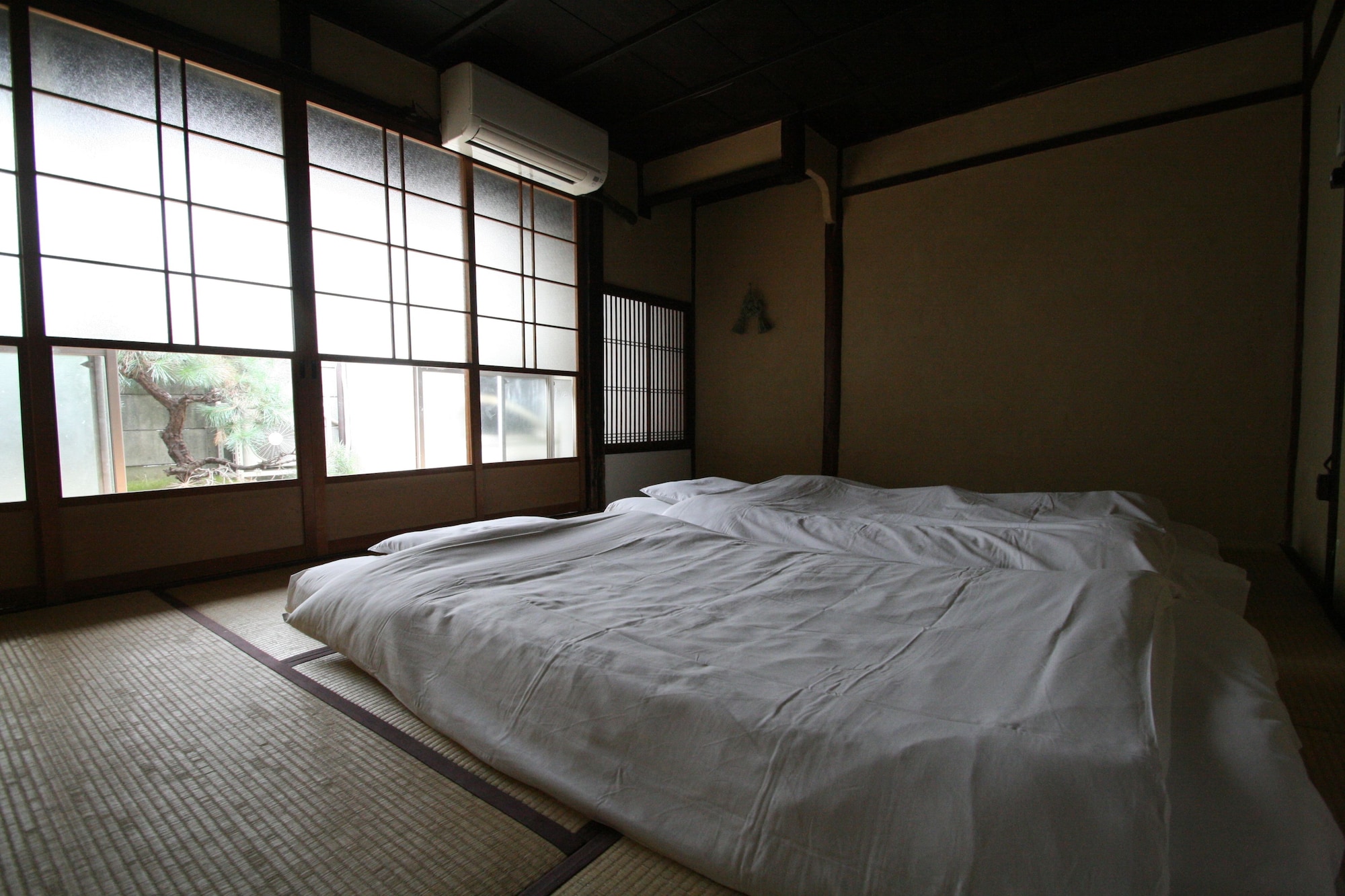 Gallery, Triple, 3 Futon Beds, Shared Bathroom