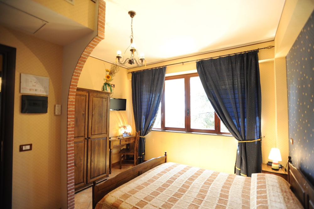 ROOM, DOUBLE OR TWIN BED