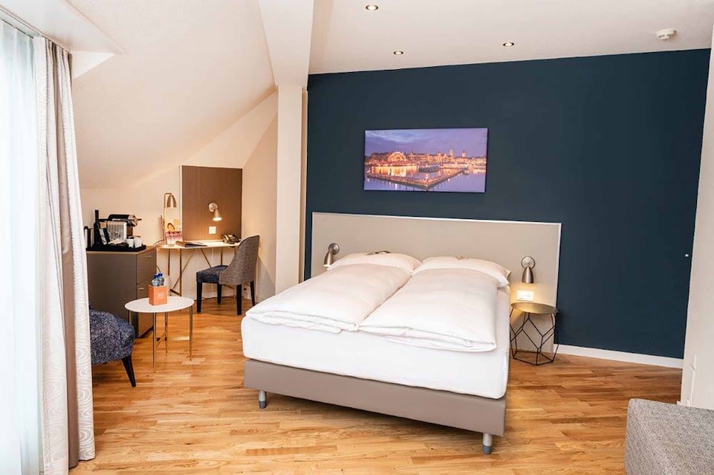SUPERIOR, QUEEN BED, BALCONY