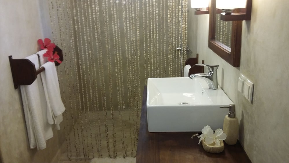 بنغل ديلوكس بسرير كينج بإطلالة على الحديقة بشرفة بغرفة نوم واحدة، Zanzibar Magic Boutique Hotel 2/2