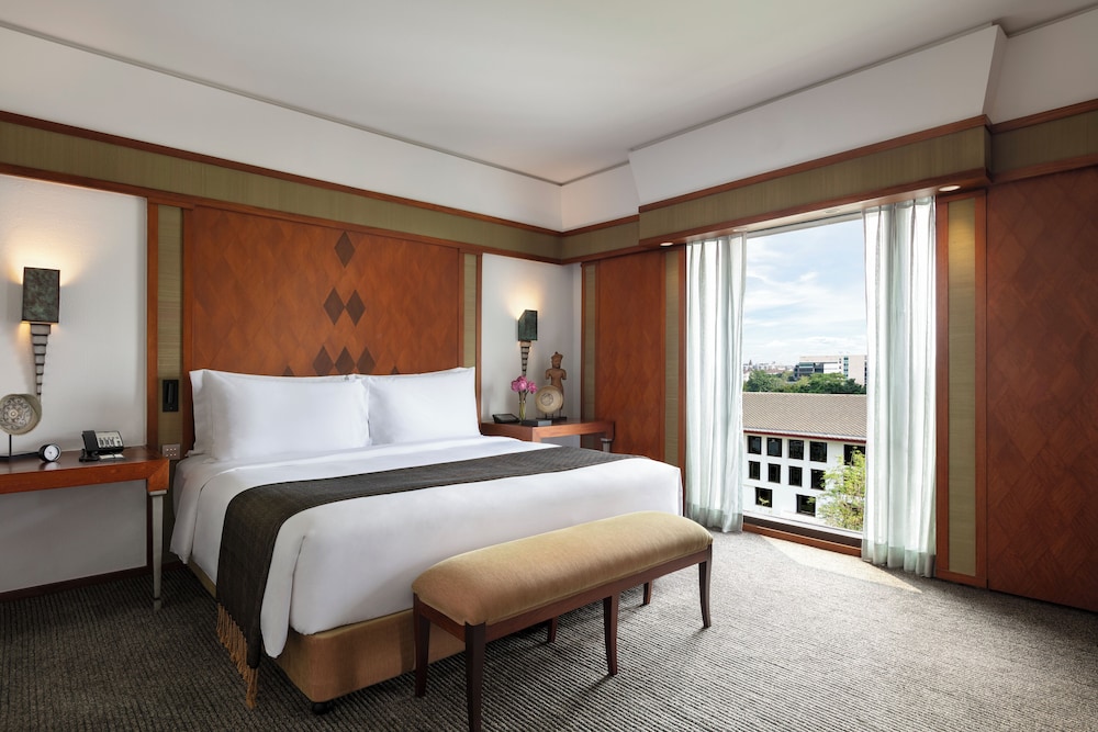 Deluxe Suite with Club Benefits