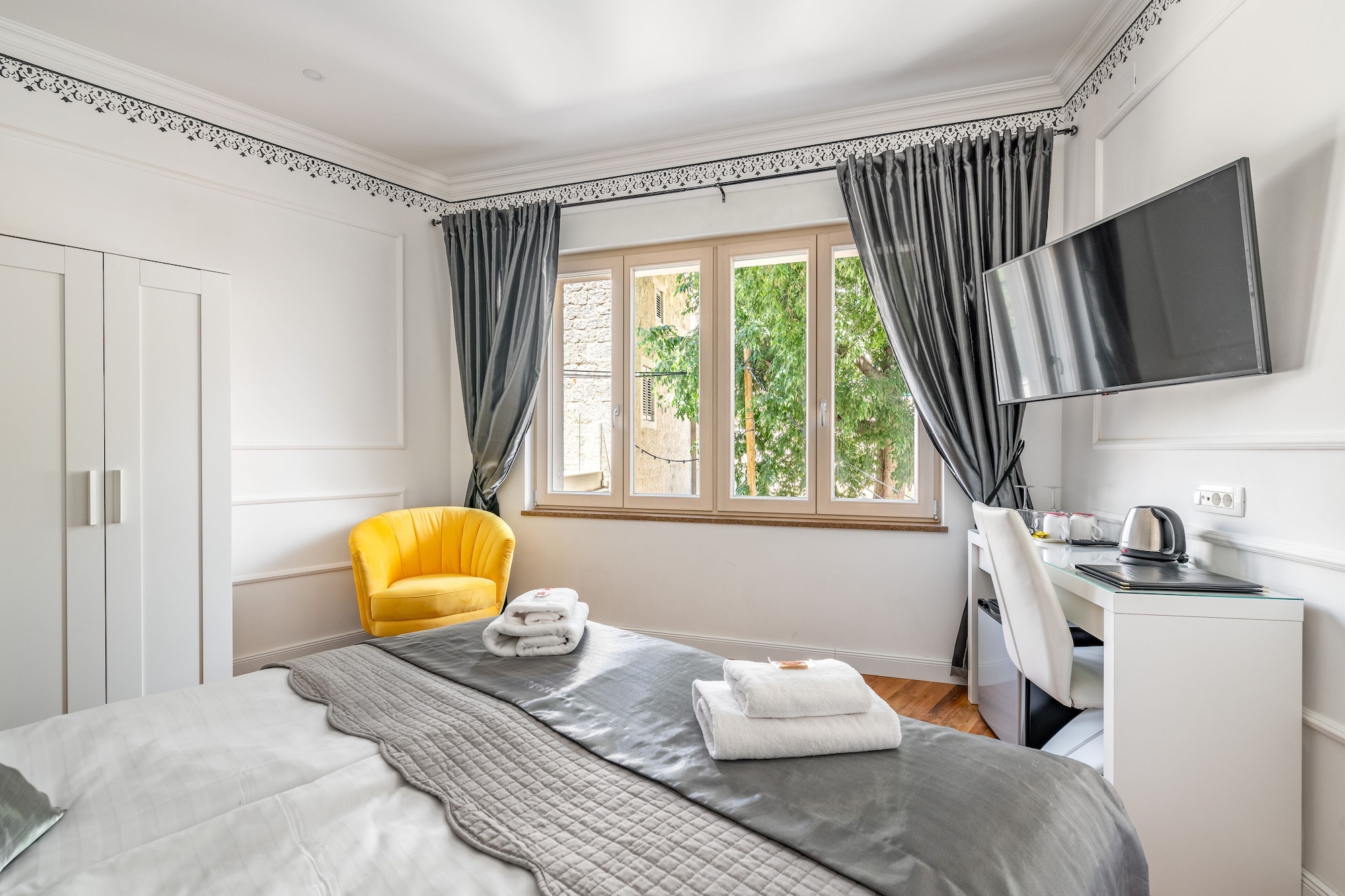 SUPERIOR, QUEEN BED