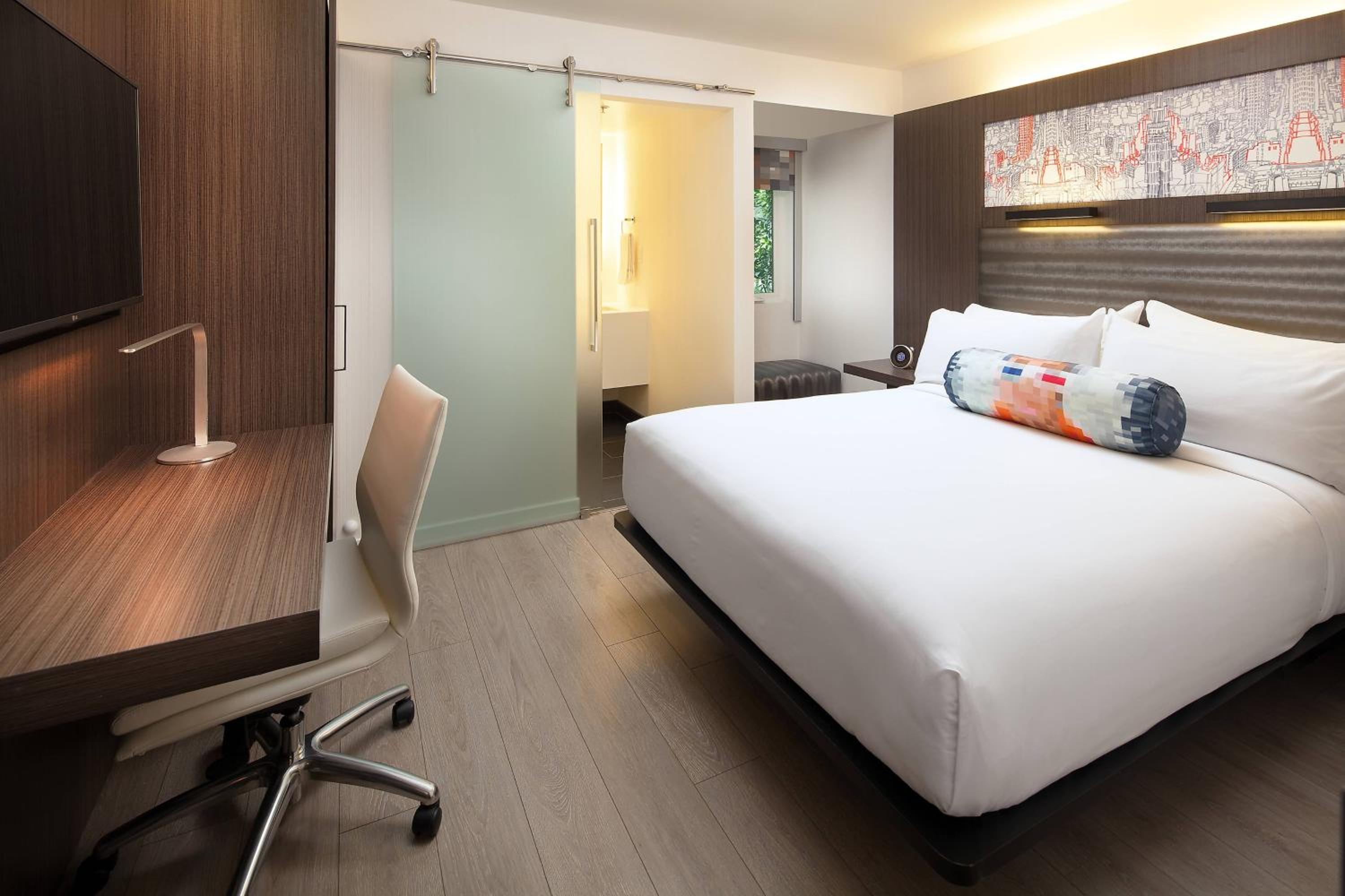 Savvy, Guest Room, Queen Bed