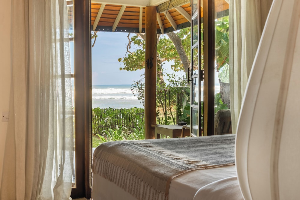 Hut, Beach, Queen Bed