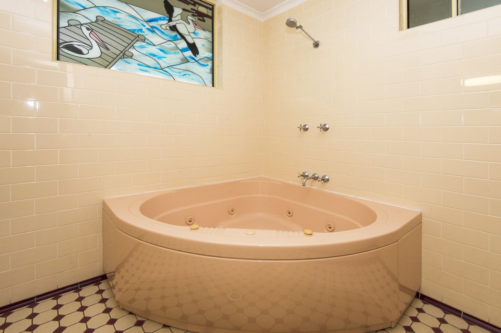 Mid City Motor Inn 63/64