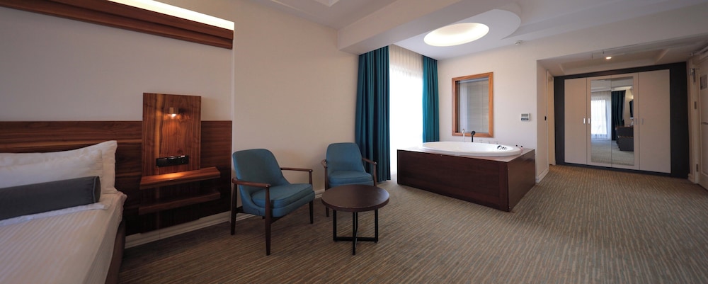 Karpalas City Hotel & Spa 59/70