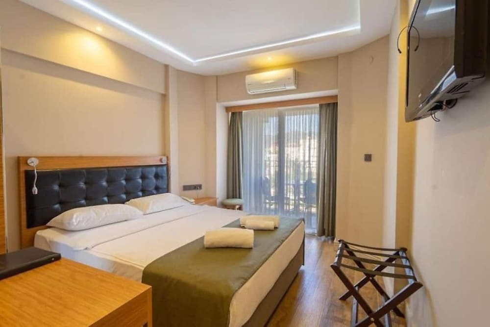 STANDARD, DOUBLE OR TWIN BED, LAND VIEW
