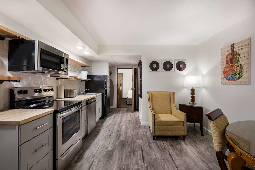 Revel Hotel Minot, SureStay Collection by Best Western 44/66
