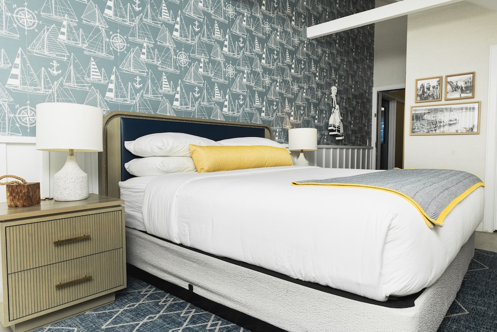 Standard, King Bed, City View