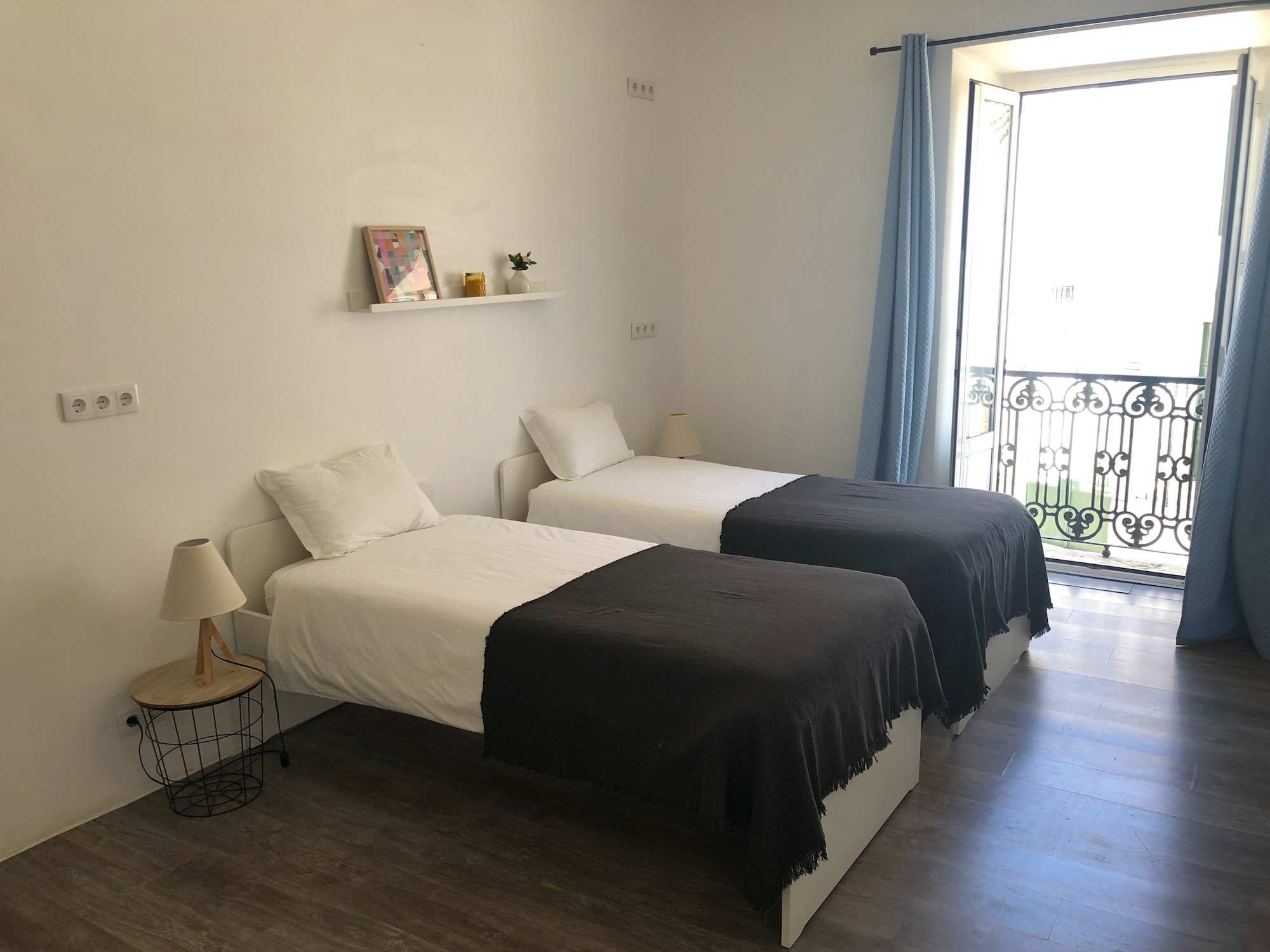 ECONOMY, TWIN BEDS
