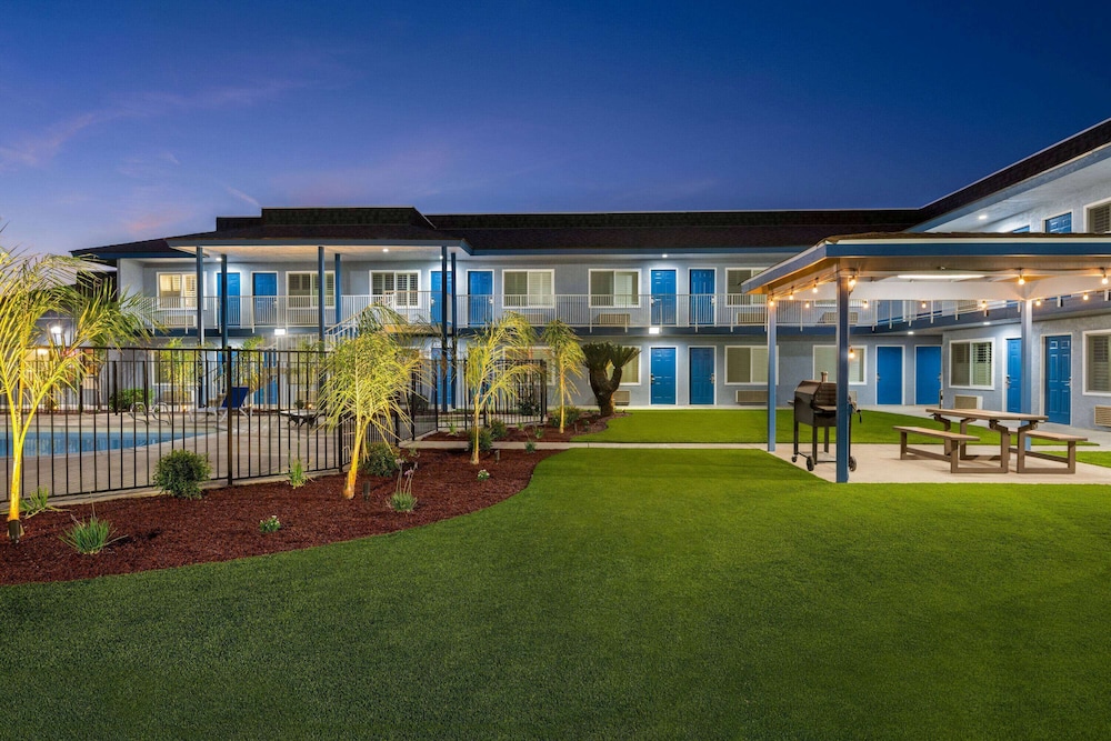Super 8 By Wyndham Lindsay Olive Tree 13/61