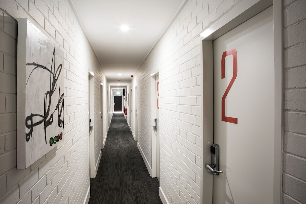 Villawood Hotel 14/29