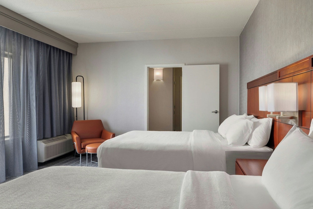 1 Bedroom, Suite, 2 Queen Beds, Sofa, Courtyard Pittsburgh Airport 3/10
